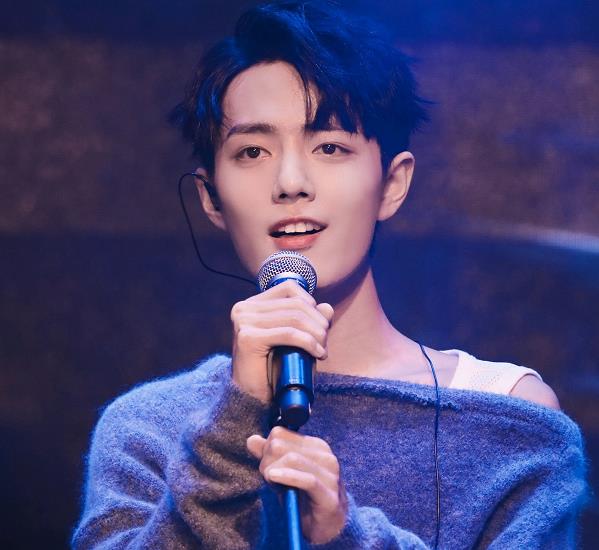 肖战毛衣领口过大,演唱时衣领无意滑落,网友:还好穿了