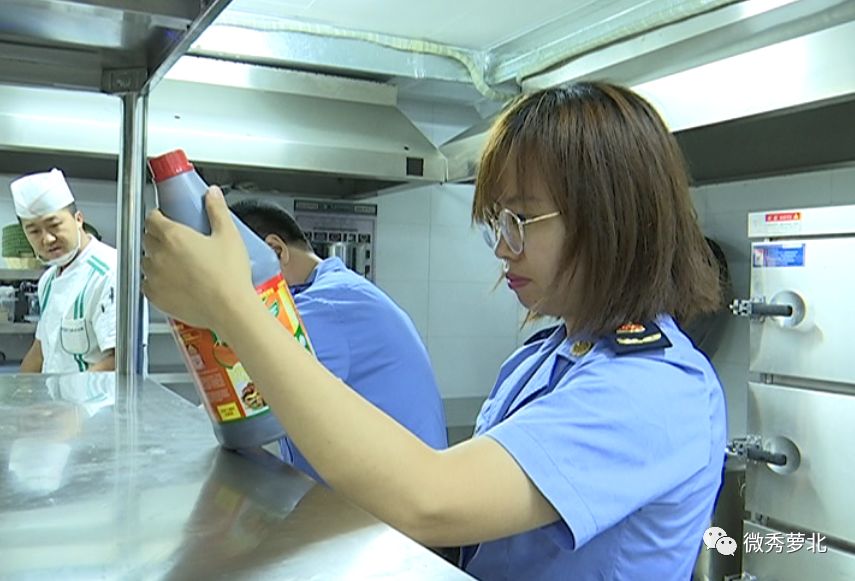 活动中,食品安全社会监督员走进餐厅,厨房,库房等地,了解餐饮企业从