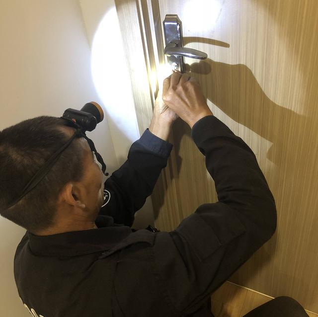 门锁哪个品牌好门锁卡住打不开传授一招给你们吧雅丽斯门锁