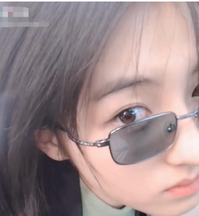 迷之自拍角度 fba49bd8671945408637bd28624c92e0.png