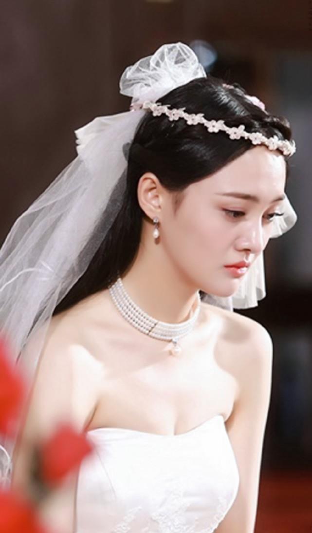 都说郑爽很少女,看了她穿婚纱的样子,网友:真不是奔三