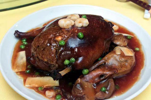 八宝鸭原本是苏州地区的特色传统名菜,属于沪菜,苏菜.