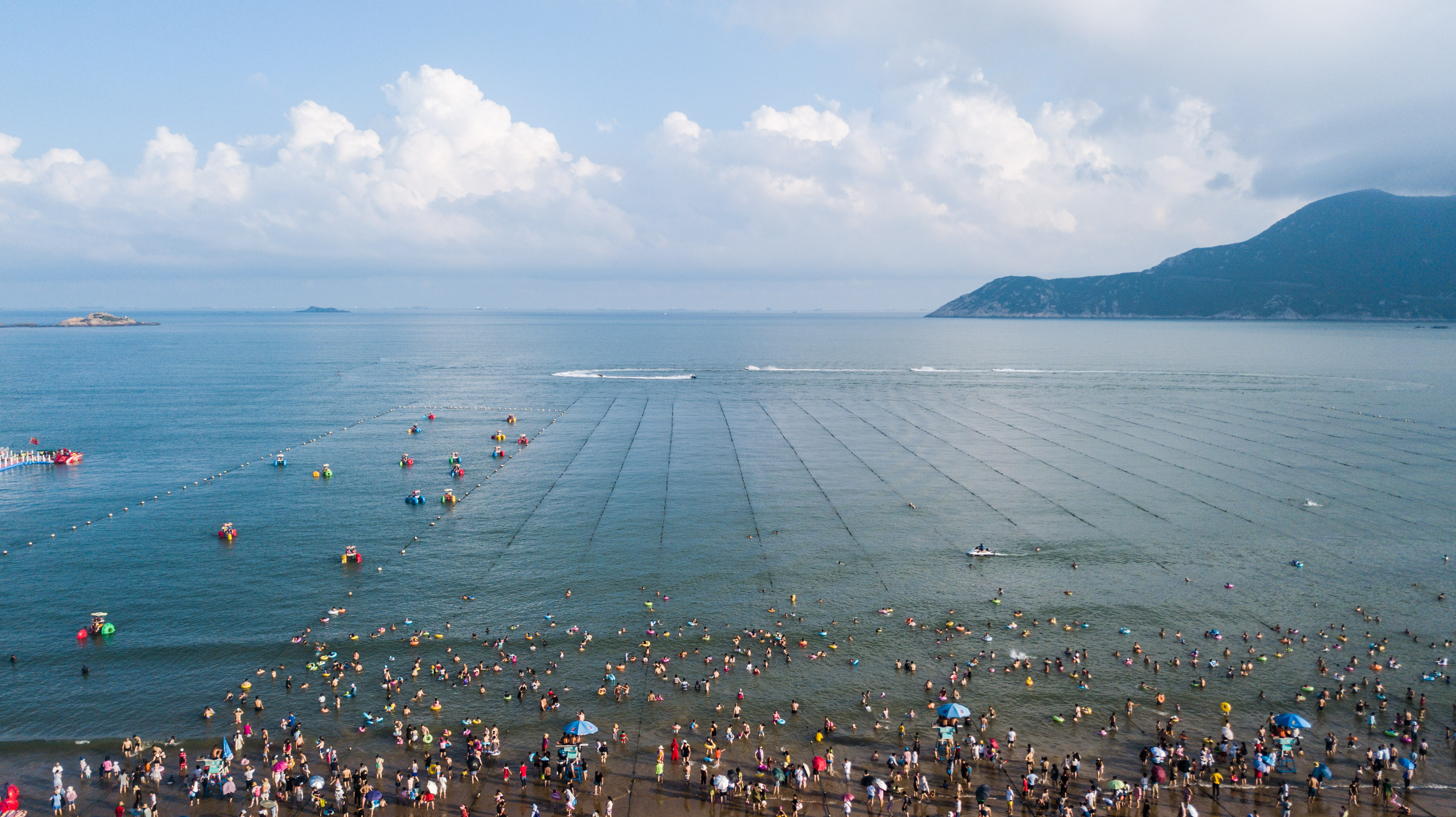 浙江舟山朱家尖迎来游客高峰