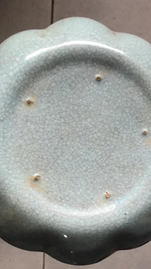 3,汝瓷胎体呈香灰色,而张公巷窑胎体较薄,胎色泛白,一般作灰白色
