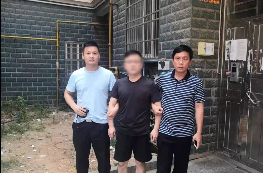 与嫌疑人确认过眼神后,为避免其孩子受惊吓,抓捕民警藏起手铐…_曹某