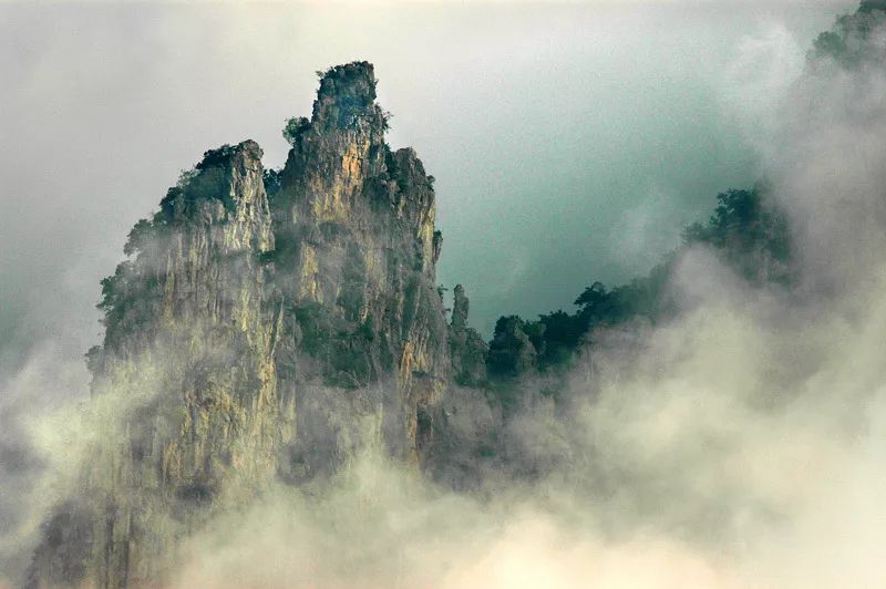 巫山象征着纯洁忠贞 也滋生着对人性复归的呼唤 神女峰的对面的神女溪