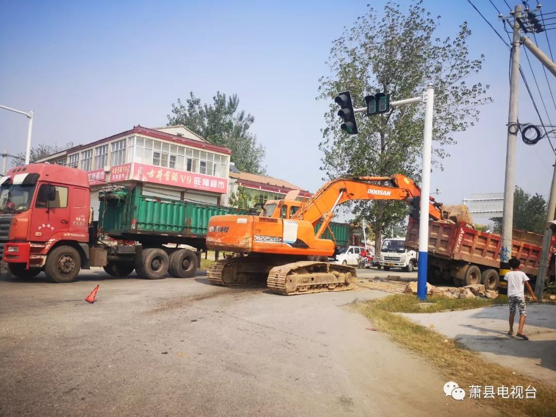 黄口镇突发!货车侧翻路沟 撞倒民房院墙