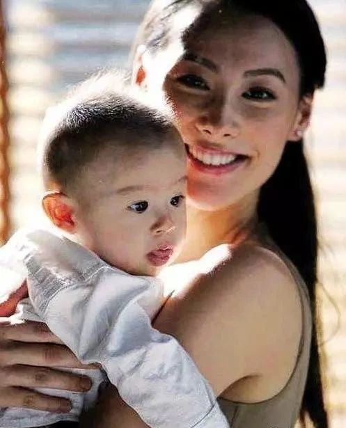 梁洛施豪门梦醒时分有子万事足更何况她有三个儿子
