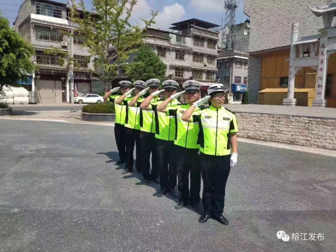 公安交警强化手势训练规范警容警姿