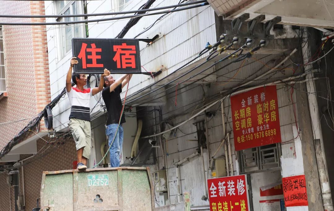 城市精细化管理谢岗镇依法拆除户外广告牌120个为城市颜值加分