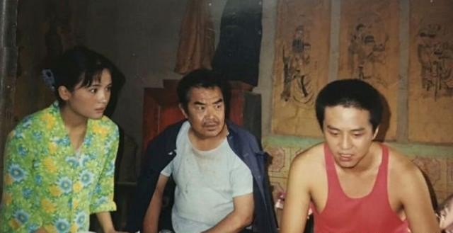 温峥嵘1998年出道,那年她21岁,首部作品是《表演系的故事》.