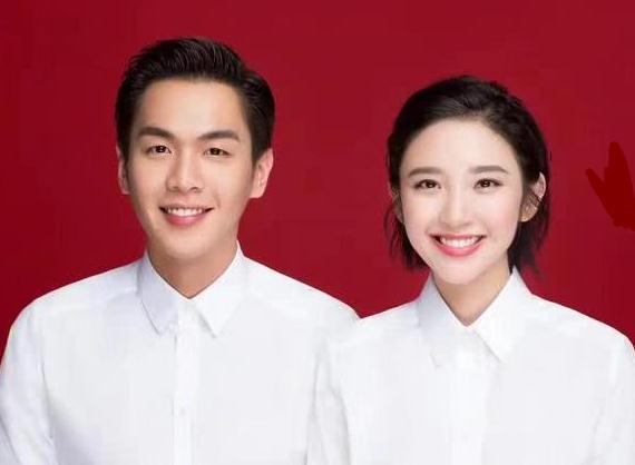 结婚证照片都是红底白衣,唯独他们搞特殊,都穿