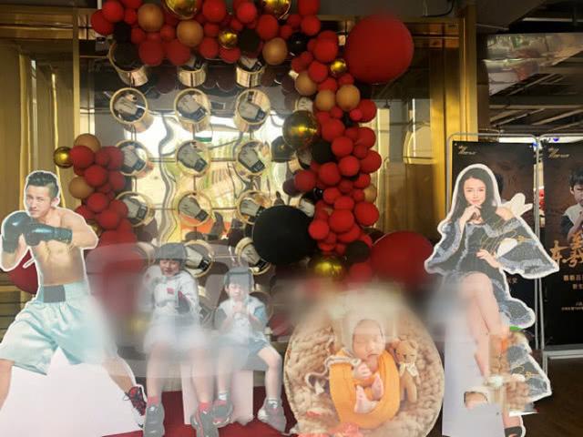                    原创            邹市明冉莹颖为三胎儿子办百日宴，孩子随母姓模样首曝光像父亲