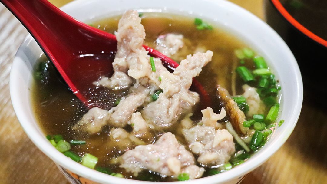 "一顿饭的标配""老板,来碗牛肉羹咸饭!嗯.再多加碗牛肉汤好了!