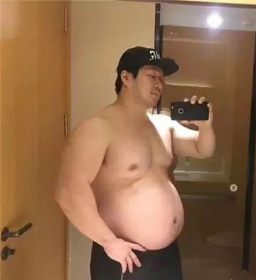 有网友分享了5张男人从啤酒肚到8块腹肌的转变图篇, 并配文字说:"