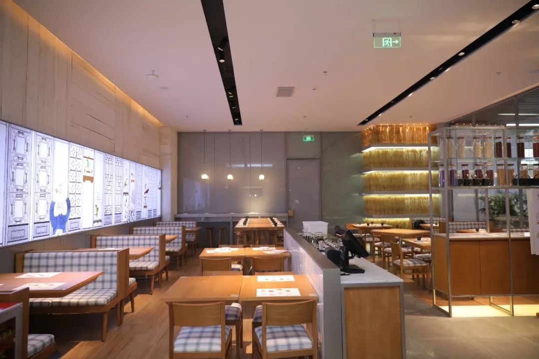 不同于"探鱼", 去年11月在深圳海岸城开出首店"蔡澜港式点心专门店"