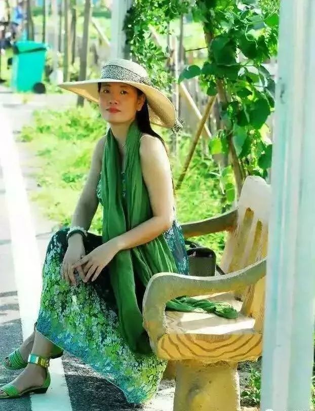 卢曼，原名卢军缨。女，中国民主建国会会员，中级作家，汕头市作协理事