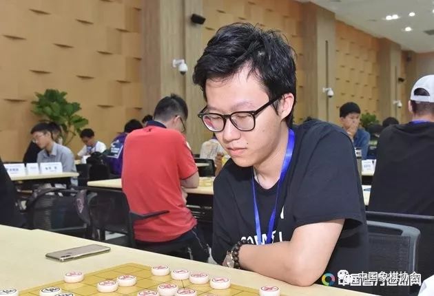 上海财经大学象棋大师刘子健4战全胜领跑男子组