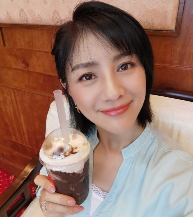 胡可晒老公视角美照,大眼灵动甜美俏皮少女感