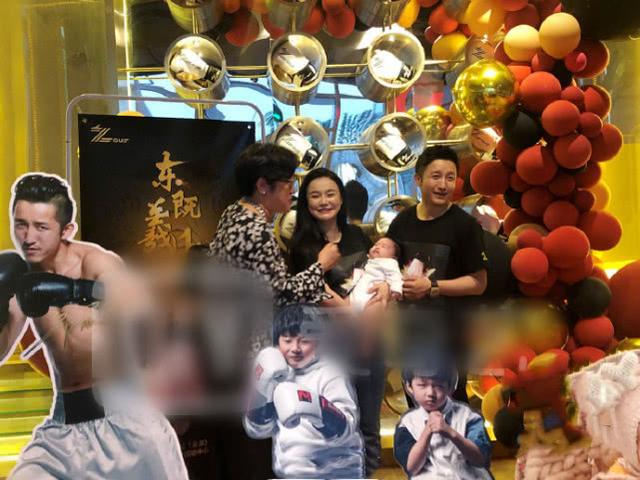                     原创            邹市明冉莹颖为三胎儿子办百日宴，孩子随母姓模样首曝光像父亲