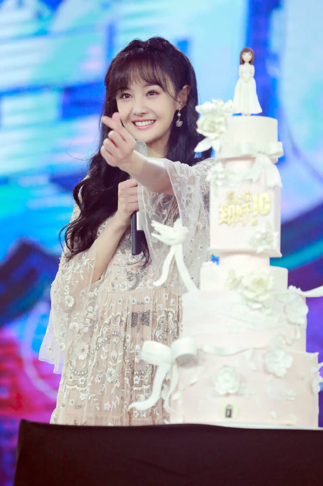 郑爽生日会展示多个造型,她身材明明很好但为