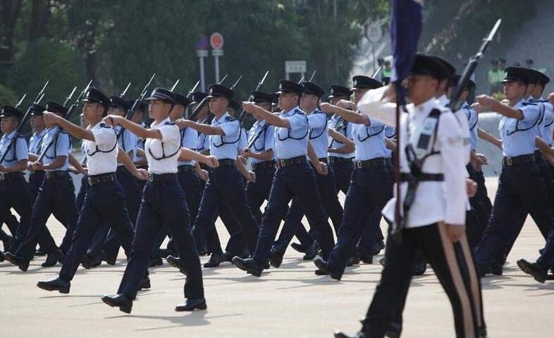香港警察队伍警服的左侧为何有一根颜色不同的绶带