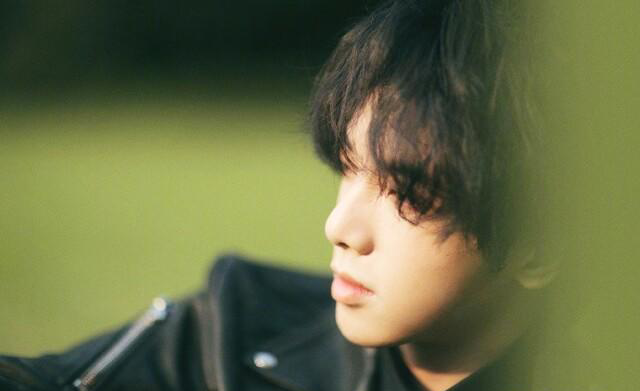 一身黑色皮衣搭配波浪卷发,华晨宇尽显飒爽摇滚范