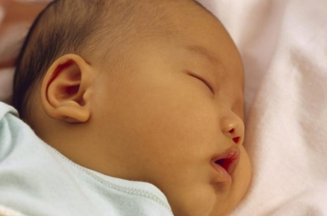                     孩子晚上总蹬被？可能是有4个“苦衷”，很多家长却认为是热的