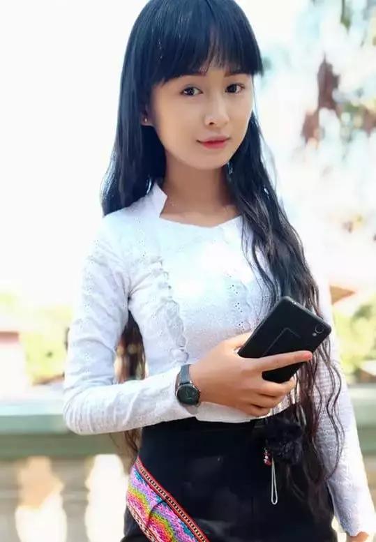 缅甸21岁漂亮女老师因长得像昂山素季玩抖音意外走红