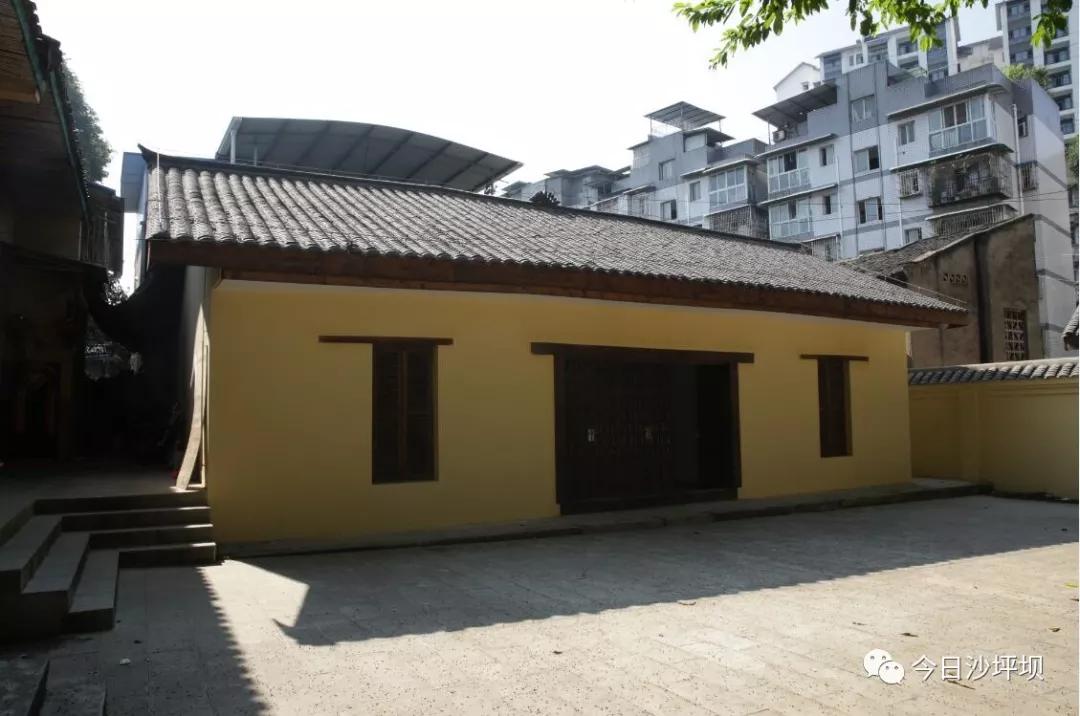 (修复前实景图) 该建筑是四合院,原房屋为条石基础,土木穿斗结构.