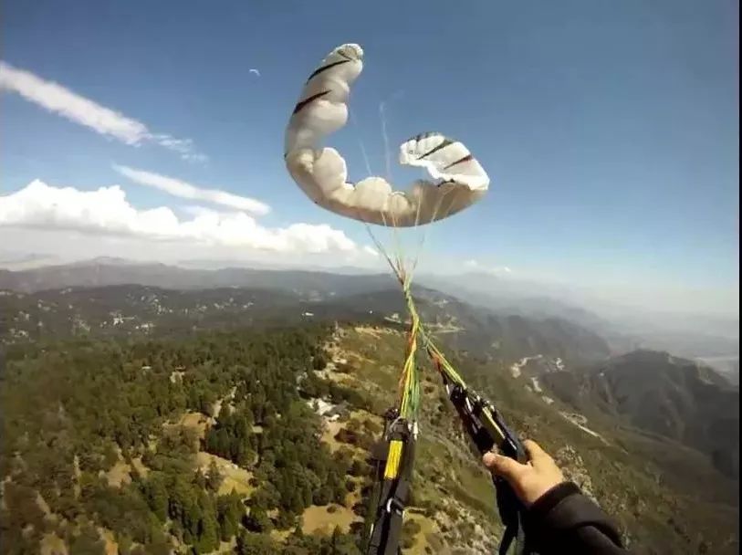 加拿大姑娘高空跳伞玩脱了,降落伞打不开险生