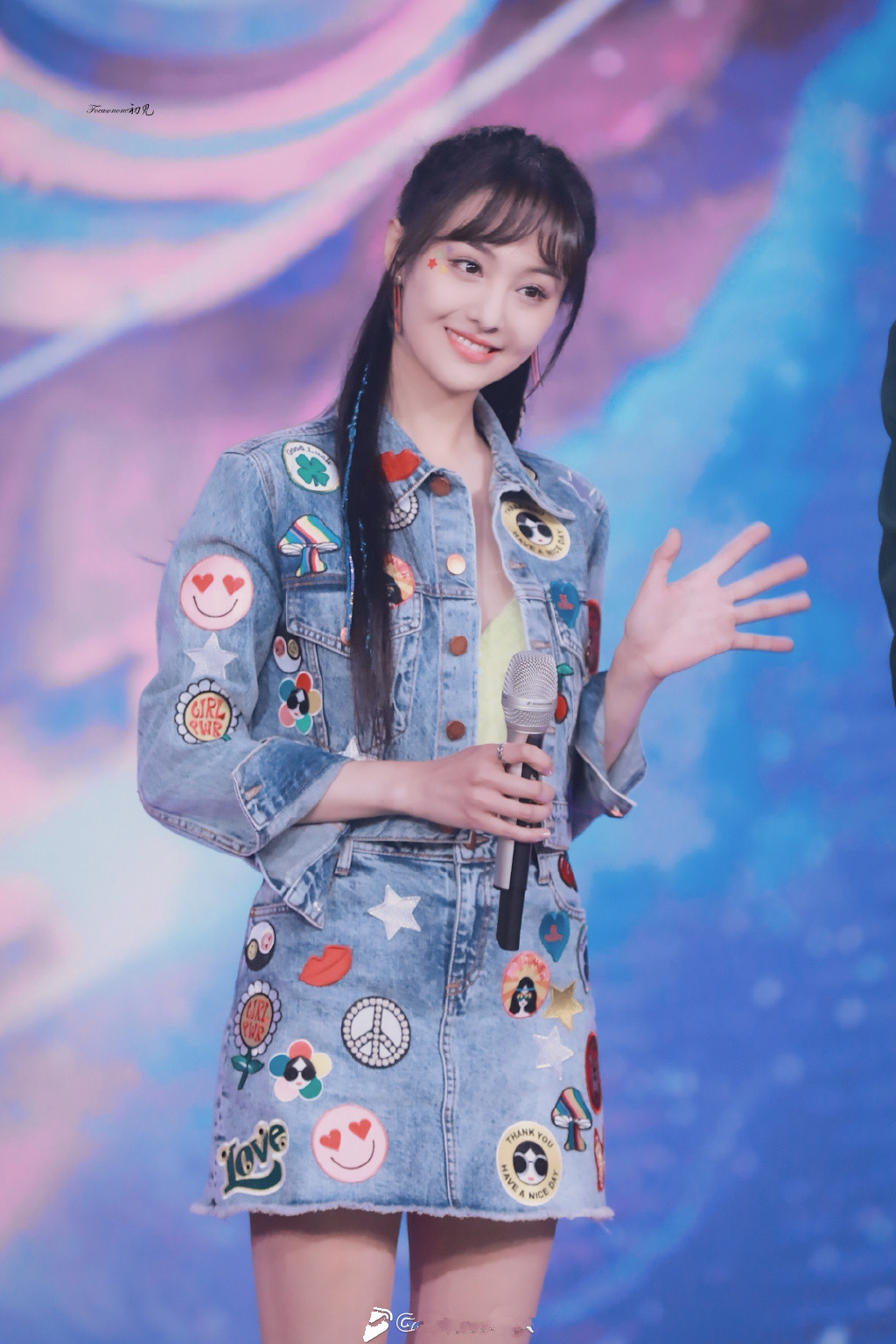 郑爽生日会造型曝光,一身牛仔打扮堪比模特,小仙女颜值正式回归