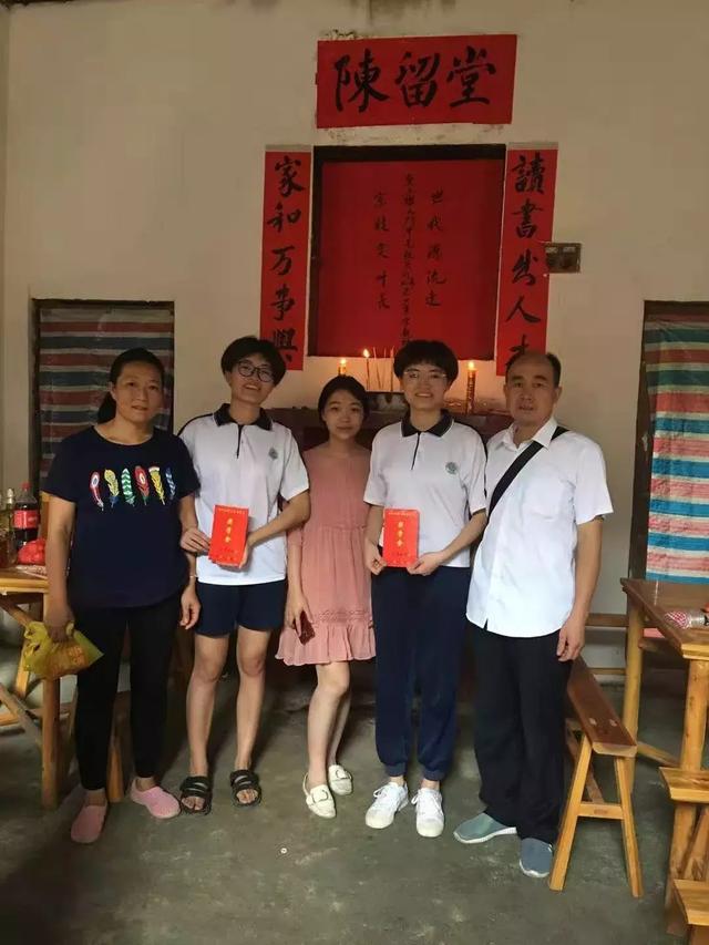 来自著名主持人谢娜家乡,中江县一双胞胎谢琳萍,谢琳娟双双考上了名牌