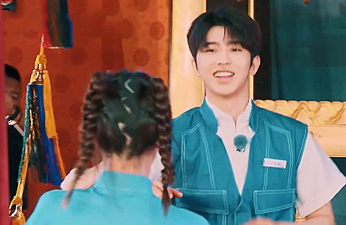 叫蔡徐坤太疏远,叫坤坤没创意,听到热巴的叫法,网友:也就你敢
