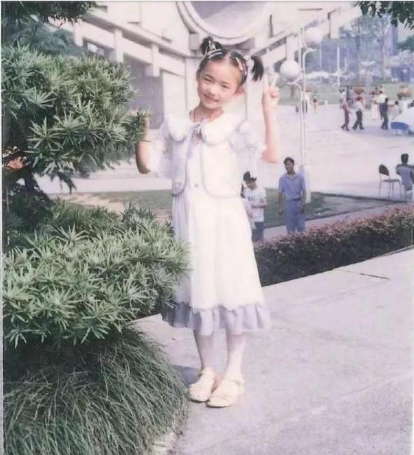 几位95后女星的童年照:宋祖儿会摆pose,杨超越没能逃过锅盖刘海