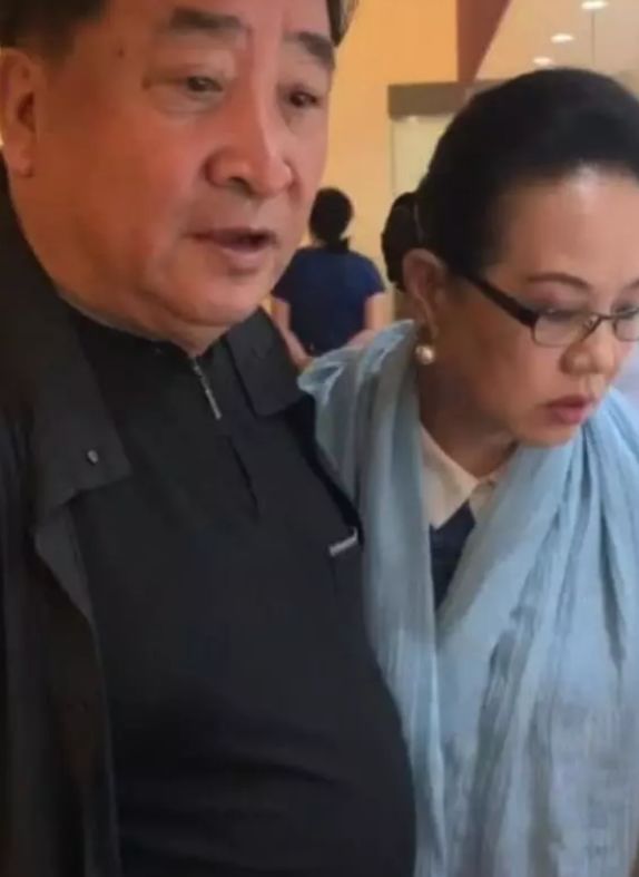 68岁姜昆近照,与贵气妻子罕见同框亮相,结婚42年仍恩爱如初