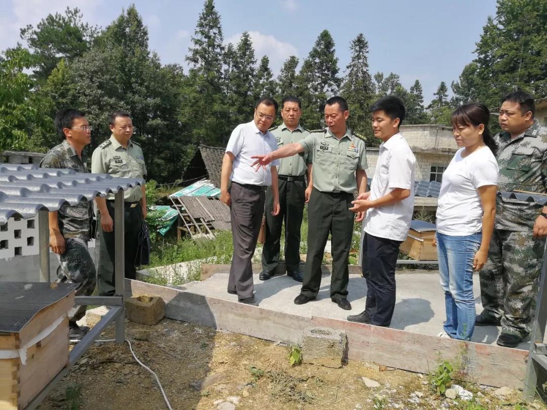 8月20日,铜仁市委常委,军分区政委费光明到所联系的沿河自治县中寨镇