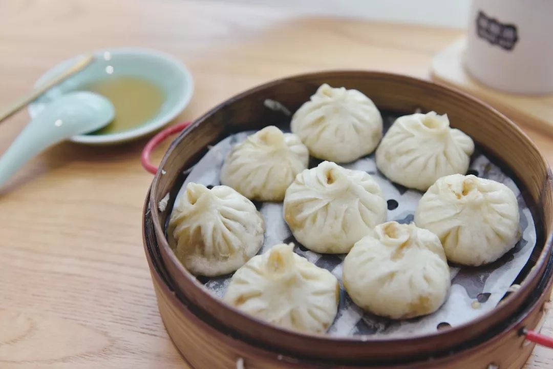 嵊州小吃也能ins风!40年的老师傅手做小笼包,这才叫皮