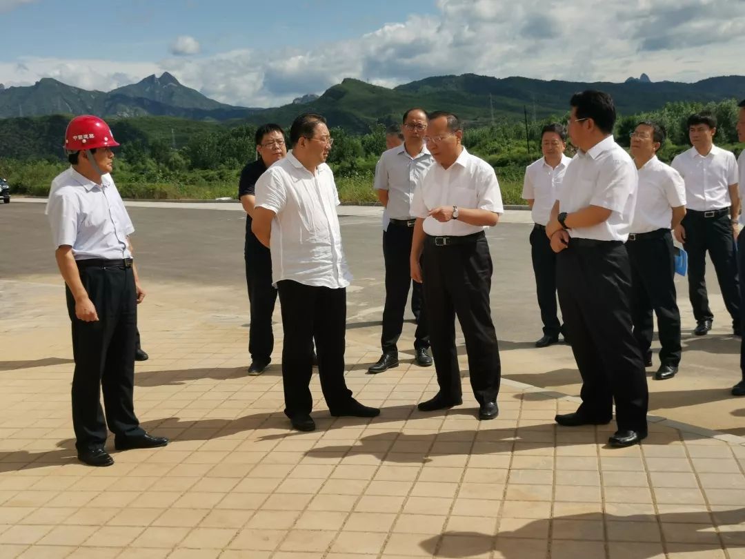 8月17日,河北省人大副主任,承德市委书记周仲鸣一行到承德科技园项目