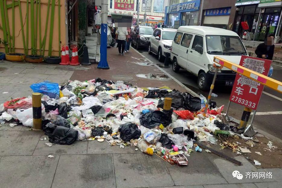 齐齐哈尔市中心这个垃圾堆太碍眼!脏了市容,熏了孩子!