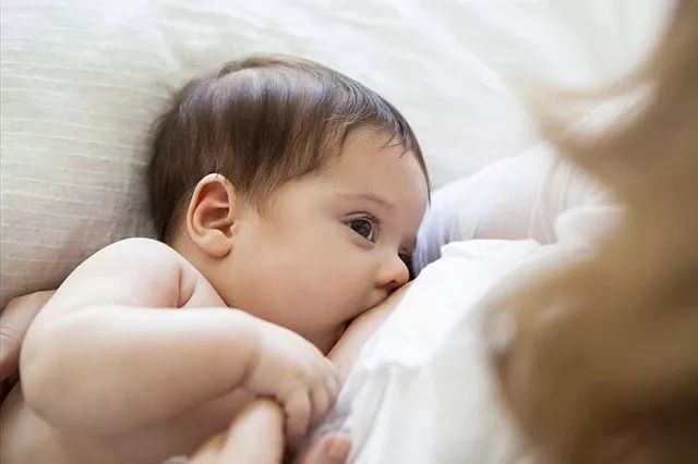 新生儿月子里喂奶时间和量 936bface909d43d8953f94f22ab632ae.jpeg