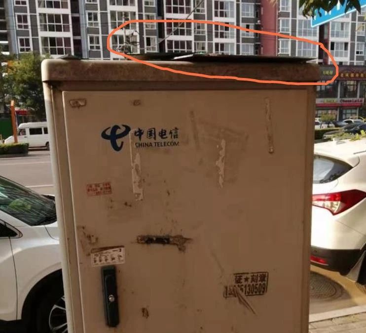                     原创            大风吹起路边电箱玻璃，男孩险遭割颈：谁该为受伤的孩子负责？