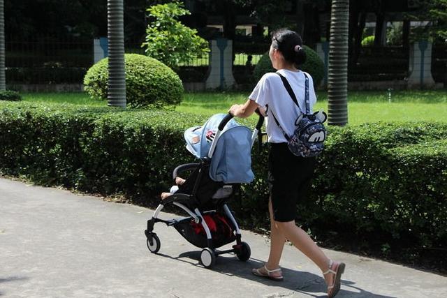                     原创            天气炎热出门溜娃，薄外套罩婴儿车遮阳，这样做很危险