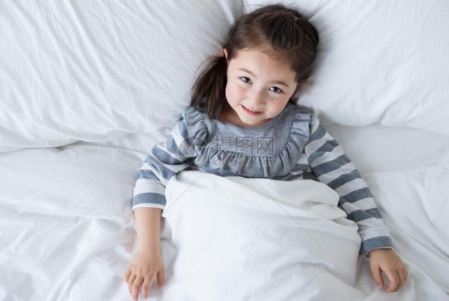                     孩子晚上总蹬被？可能是有4个“苦衷”，很多家长却认为是热的