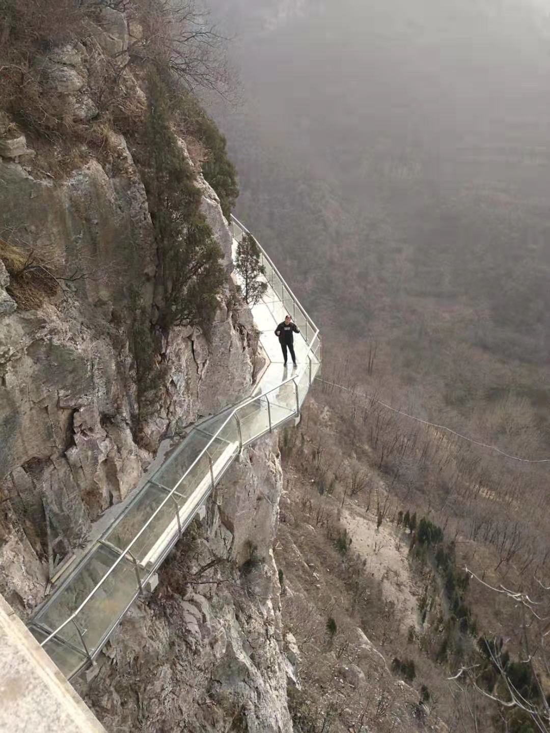 高空玻璃栈道地上泉水漂流清凉山泉水景观来三王峪感受自然