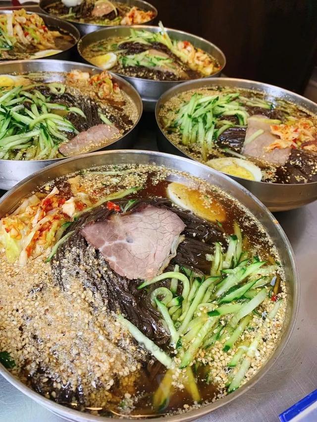 吉林最有名的百年大冷面,现压带着冰碴别提多爽,红油拌菜是一绝