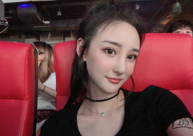 uzi真爱自己的女朋友,打完训练赛就联系婷婷没想到变成儿子了