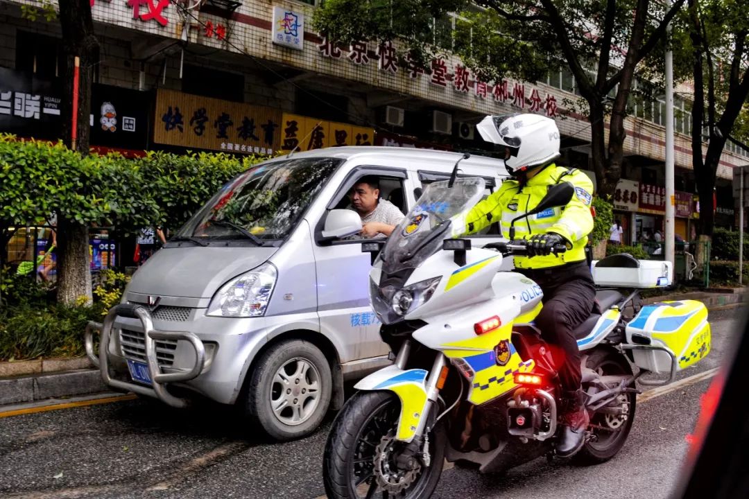 【微天下】带你去看这条gai上最帅的警——福城郴州交警铁骑好拉hong