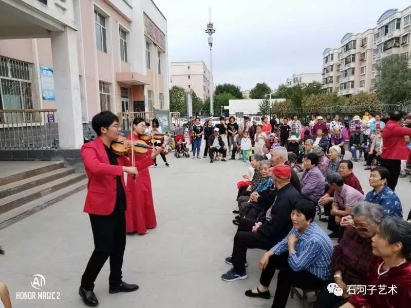 8月20日晚9点,石总场北泉镇礼堂,石河子市艺术剧院绿洲乐团正在演出