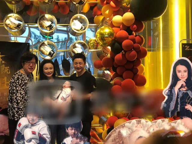                     原创            邹市明冉莹颖为三胎儿子办百日宴，孩子随母姓模样首曝光像父亲